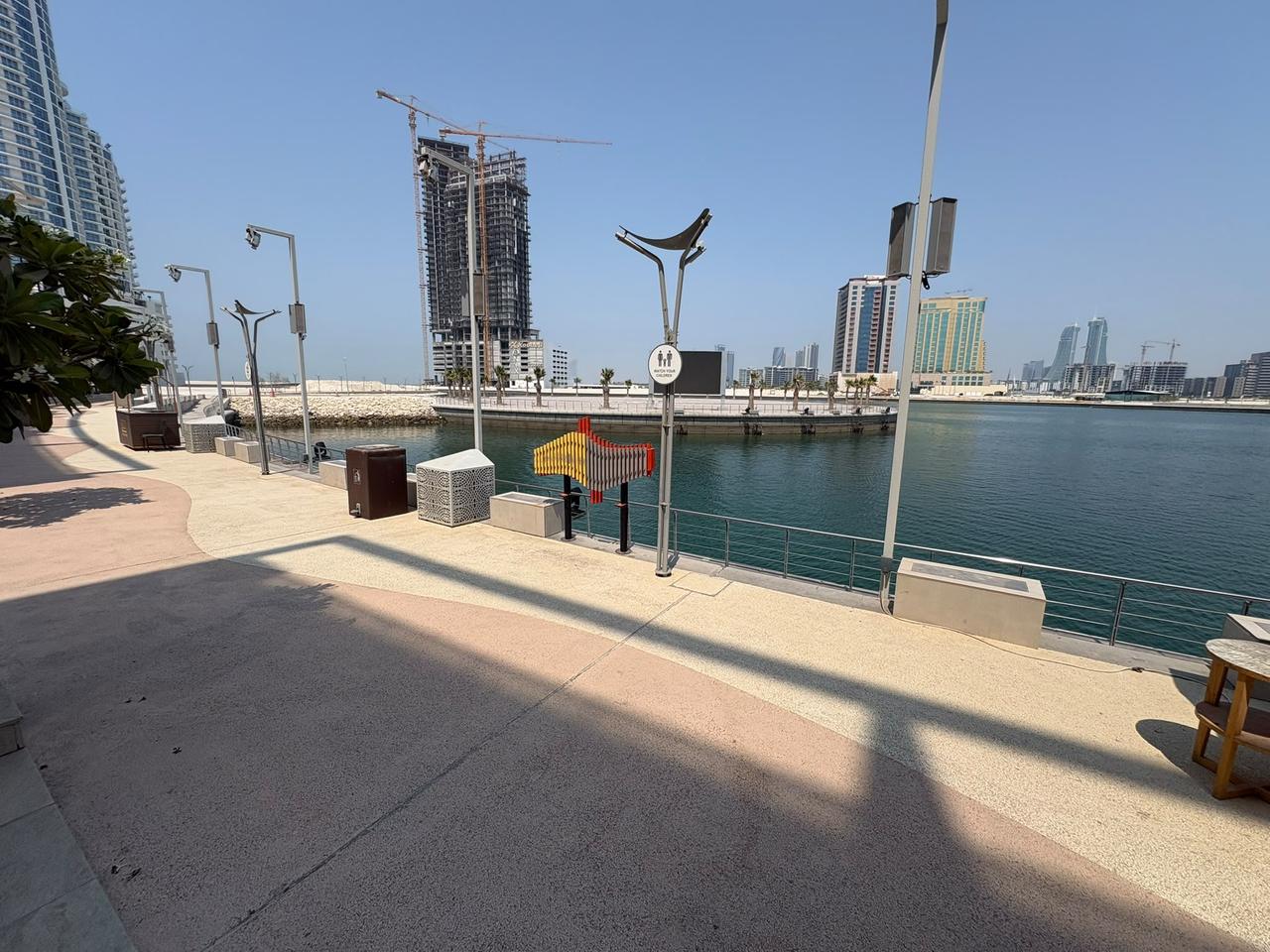 Compact retail space with waterfront positioning