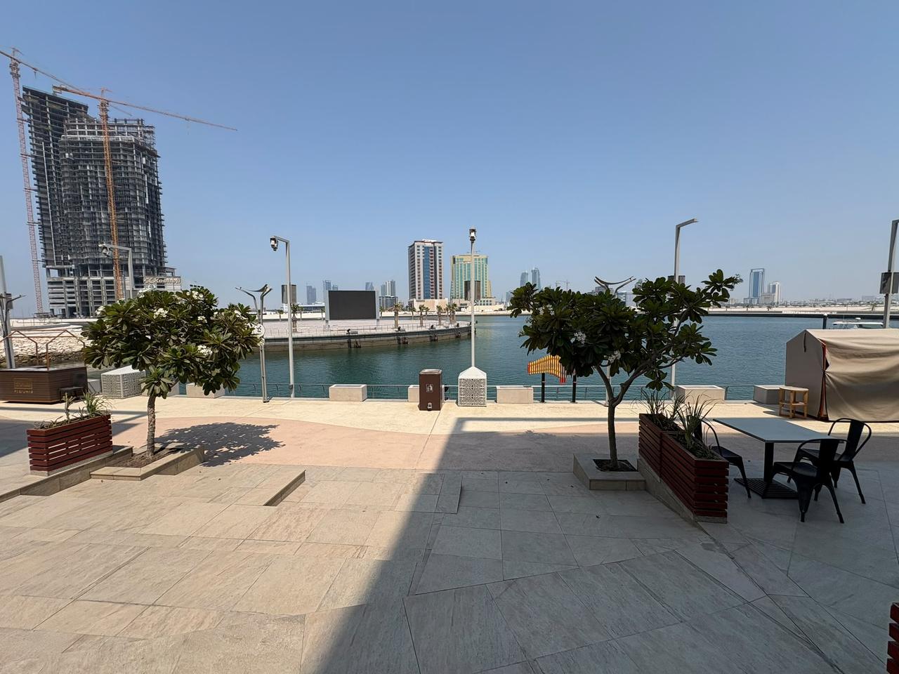 Compact retail space with waterfront positioning