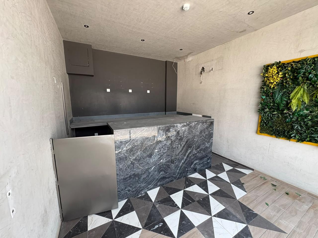 Compact retail space with waterfront positioning