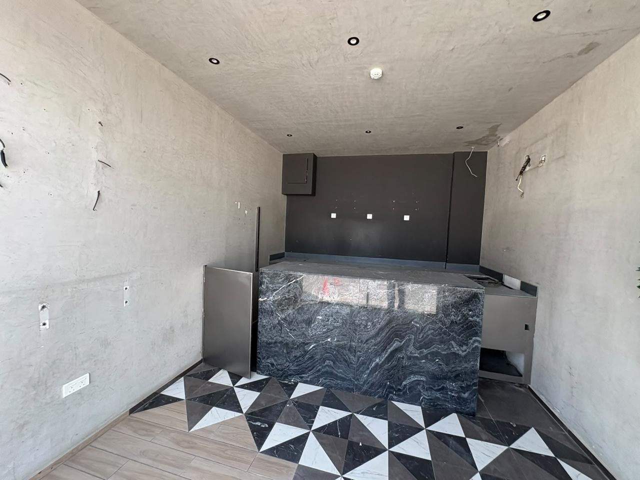 Compact retail space with waterfront positioning