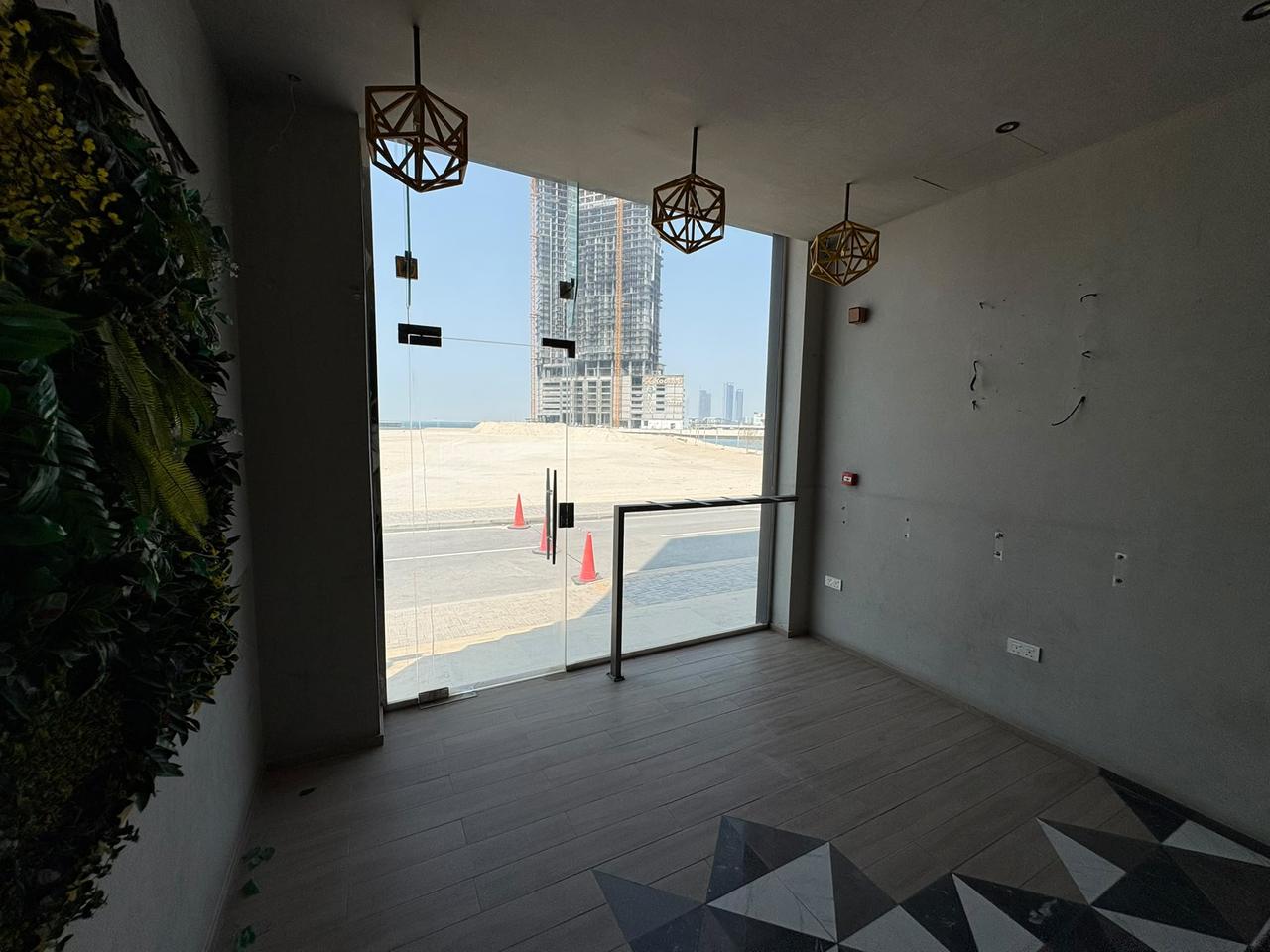 Compact retail space with waterfront positioning