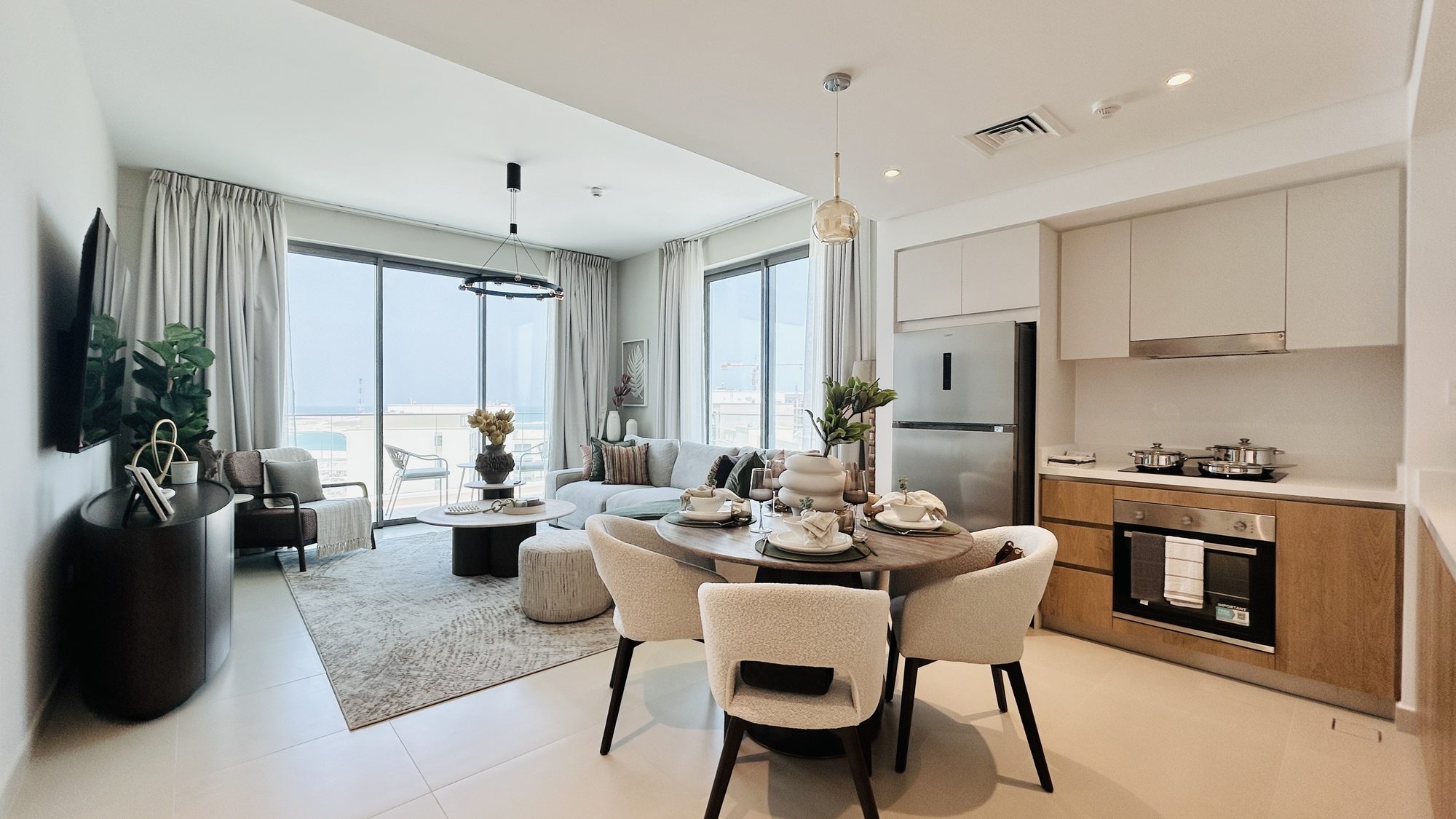 Four-Bedroom Apartment with Water View and Parking