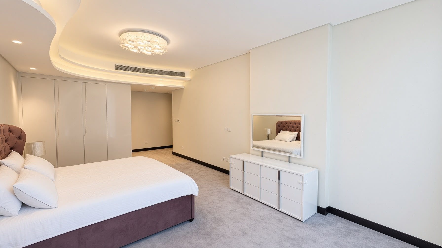 2-Bedroom Apartment with 3 Bathrooms and Parking