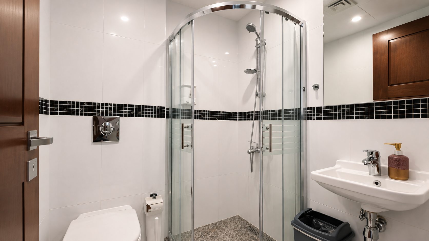 One-Bedroom Apartment with Two Bathrooms