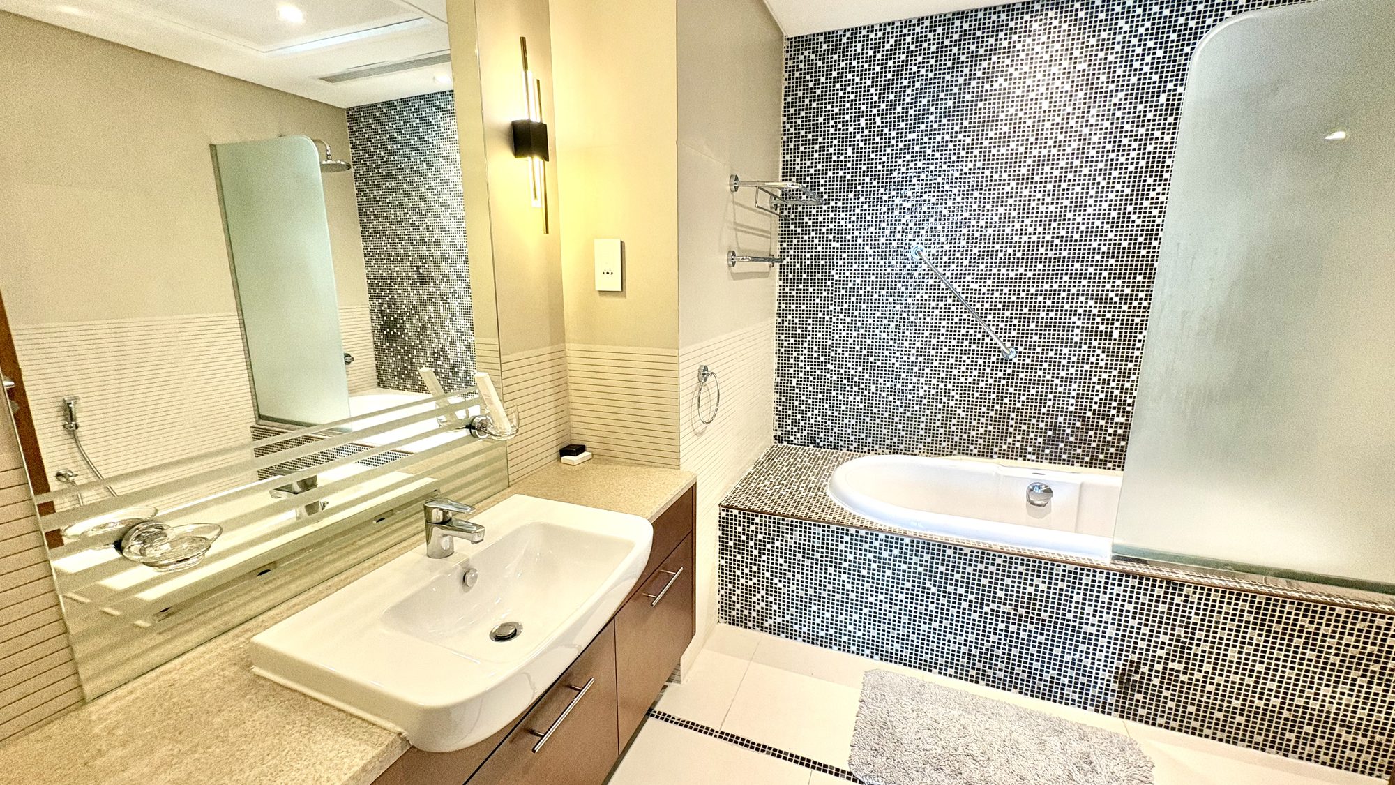 1-Bedroom Apartment with Two Bathrooms