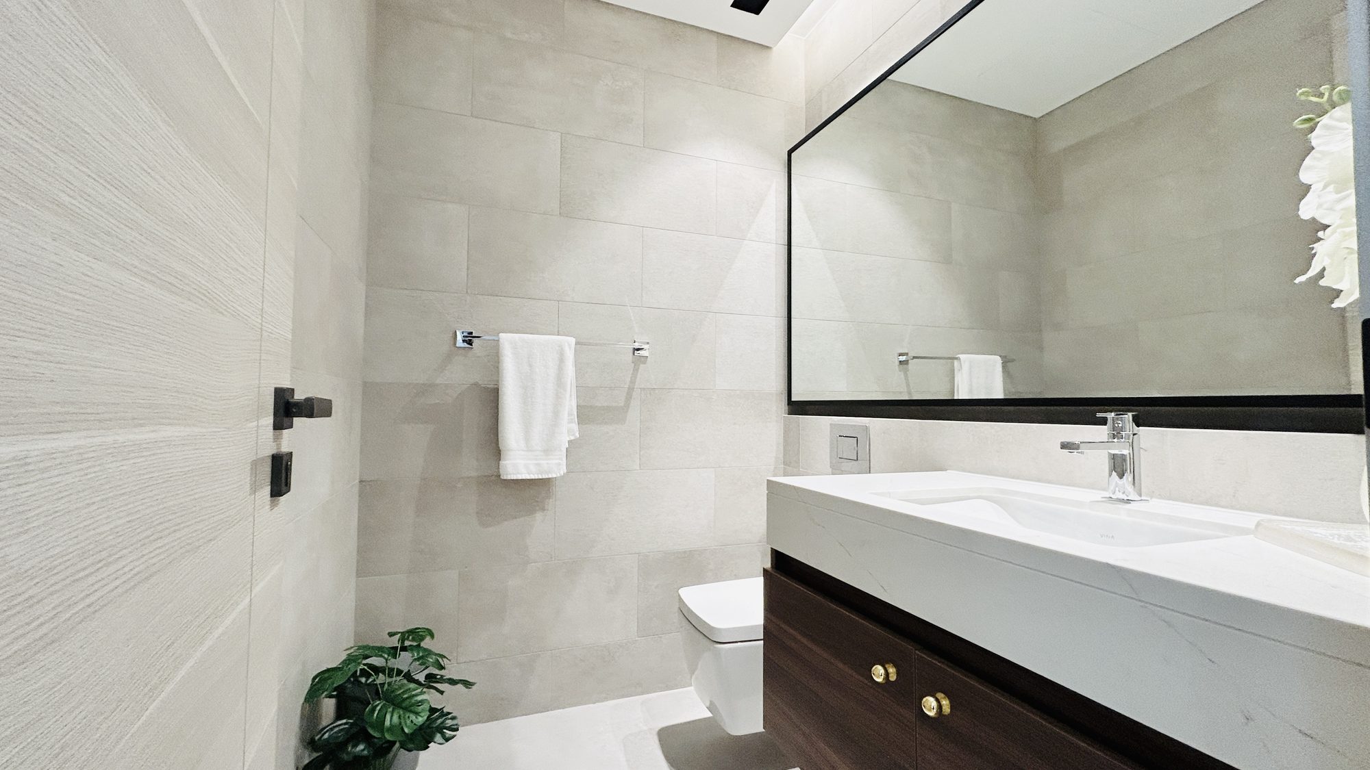 One-Bedroom Apartment with Two Bathrooms