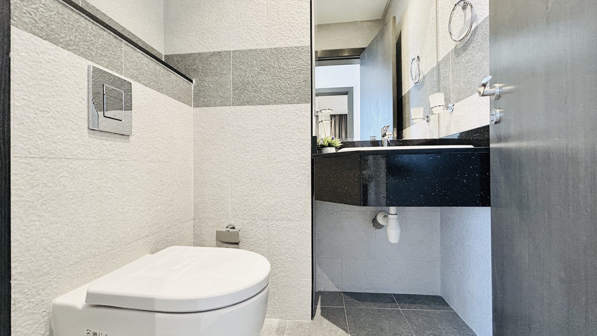 One-Bedroom Apartment with Two Bathrooms