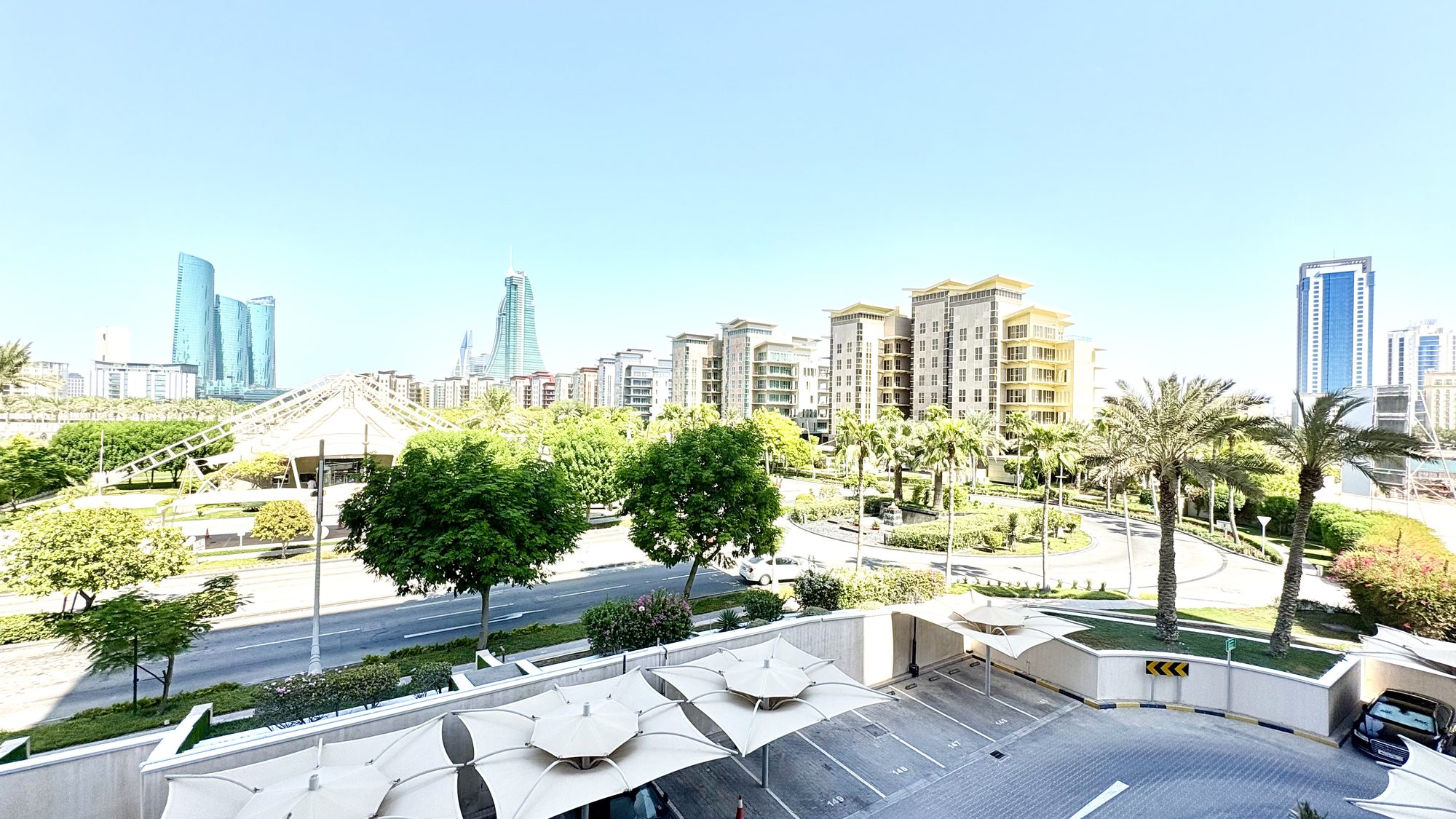 2-Bedroom Apartment with 3 Bathrooms and Parking