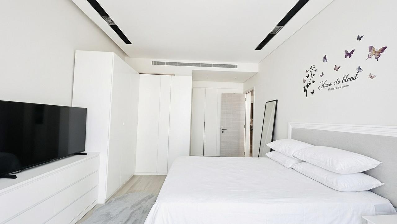 One-Bedroom Apartment with Two Bathrooms