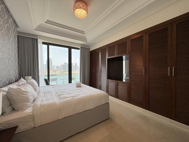 One-Bedroom Apartment with Water Views