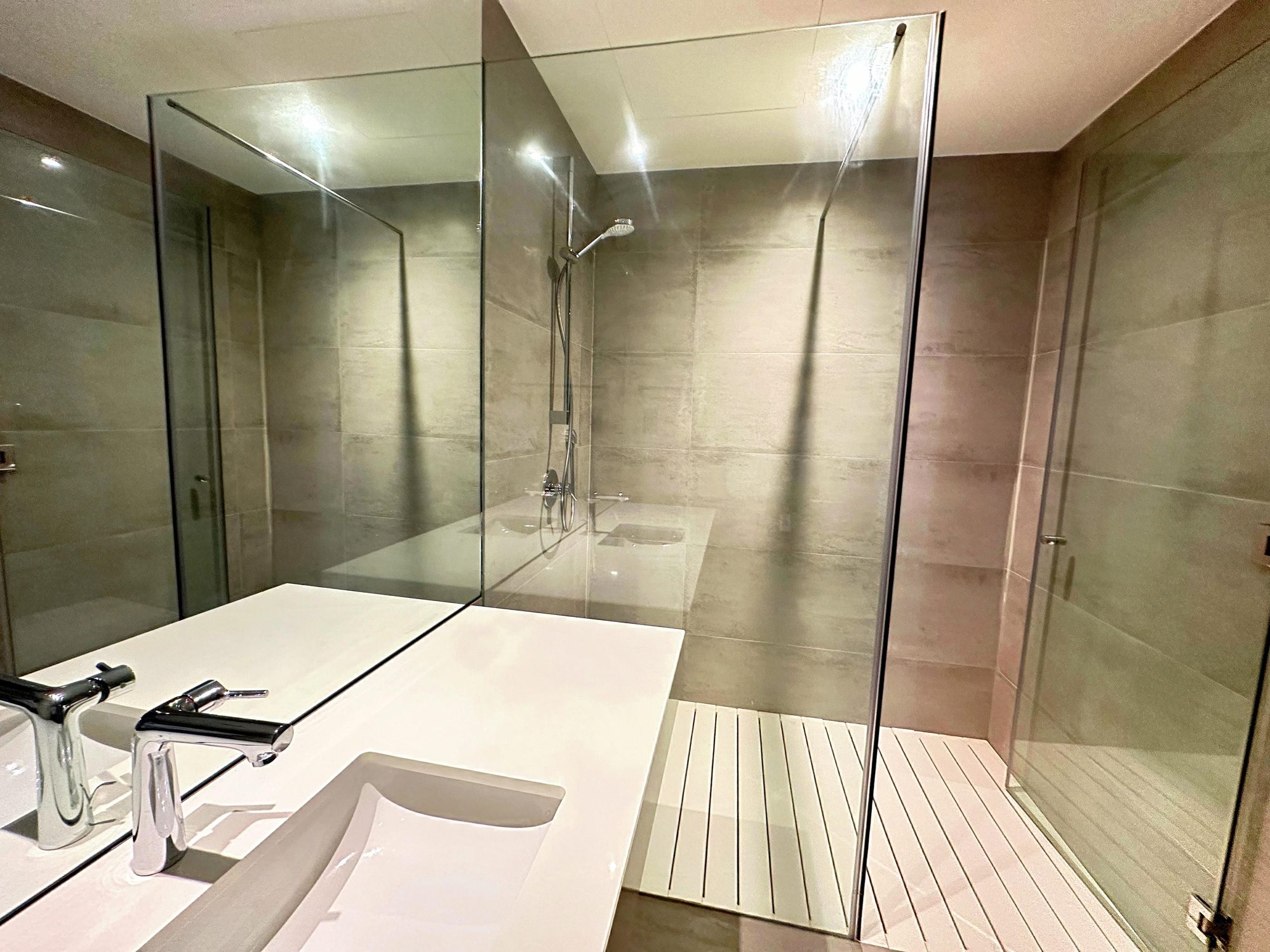 Two Bedroom Flat with Private Pool and Garden