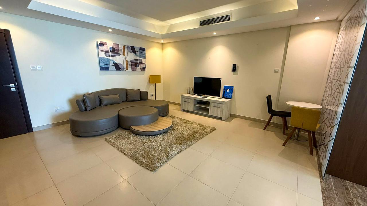 One-Bedroom Apartment with Pool and Gym
