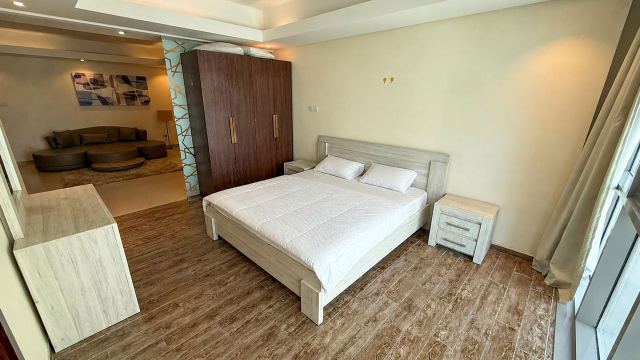 One-Bedroom Apartment with Pool and Gym