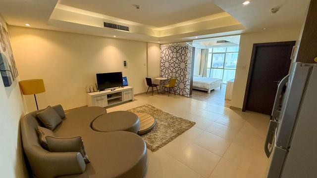 One-Bedroom Apartment with Pool and Gym