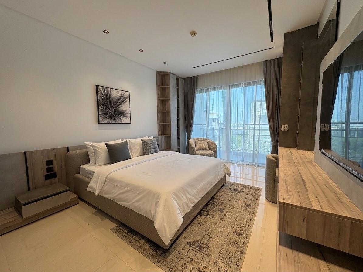 One-Bedroom Apartment with Water Views and Balcony