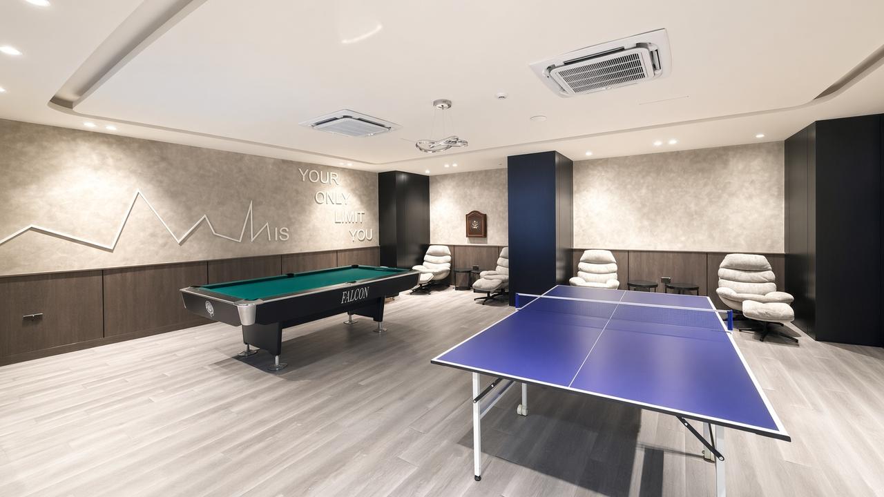 One-Bedroom Apartment with Water Views and Gym