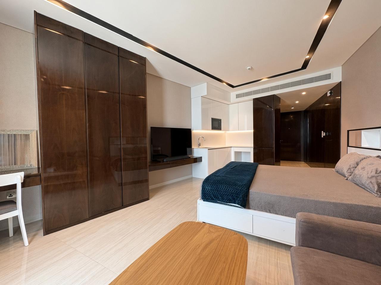 One-Bedroom Apartment with Water Views and Balcony