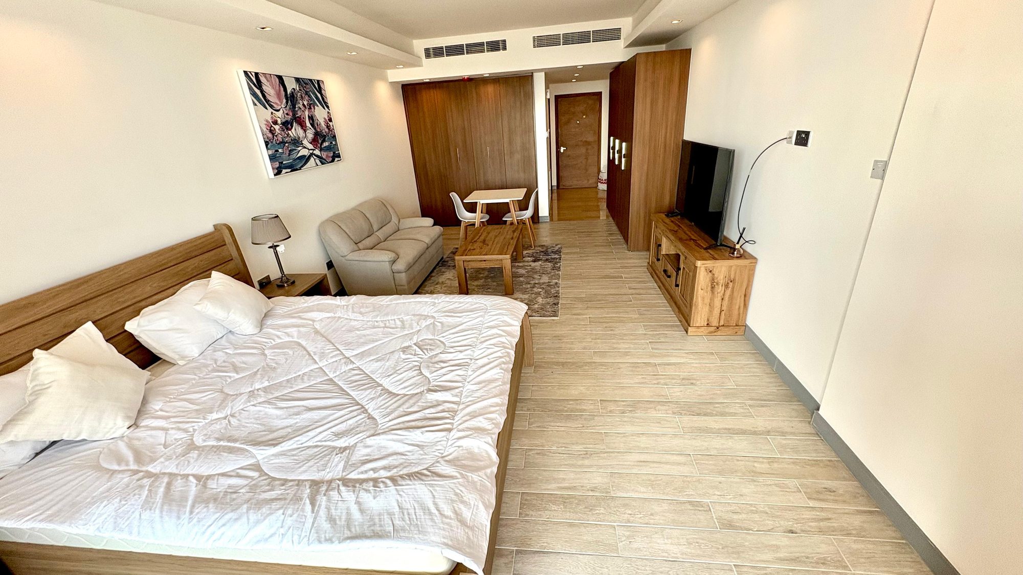 One-Bedroom Apartment with Pool and Gym Access