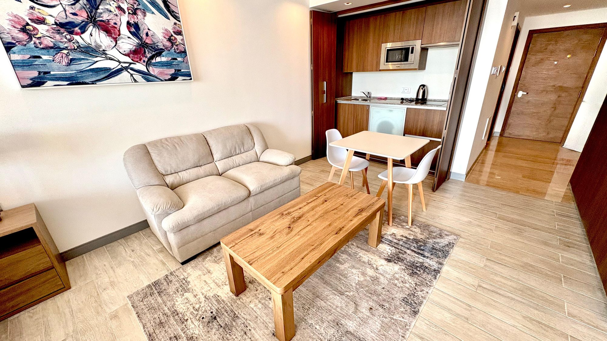 One-Bedroom Apartment with Pool and Gym Access