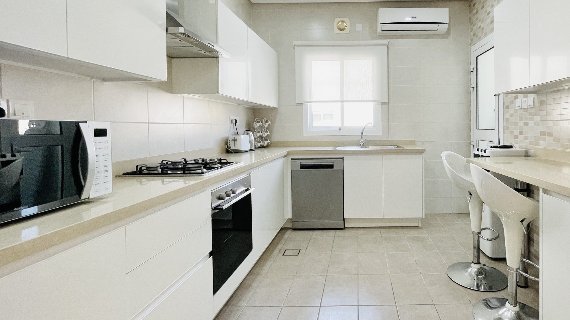 Three-Bedroom Apartment with Shared Pool and Gym