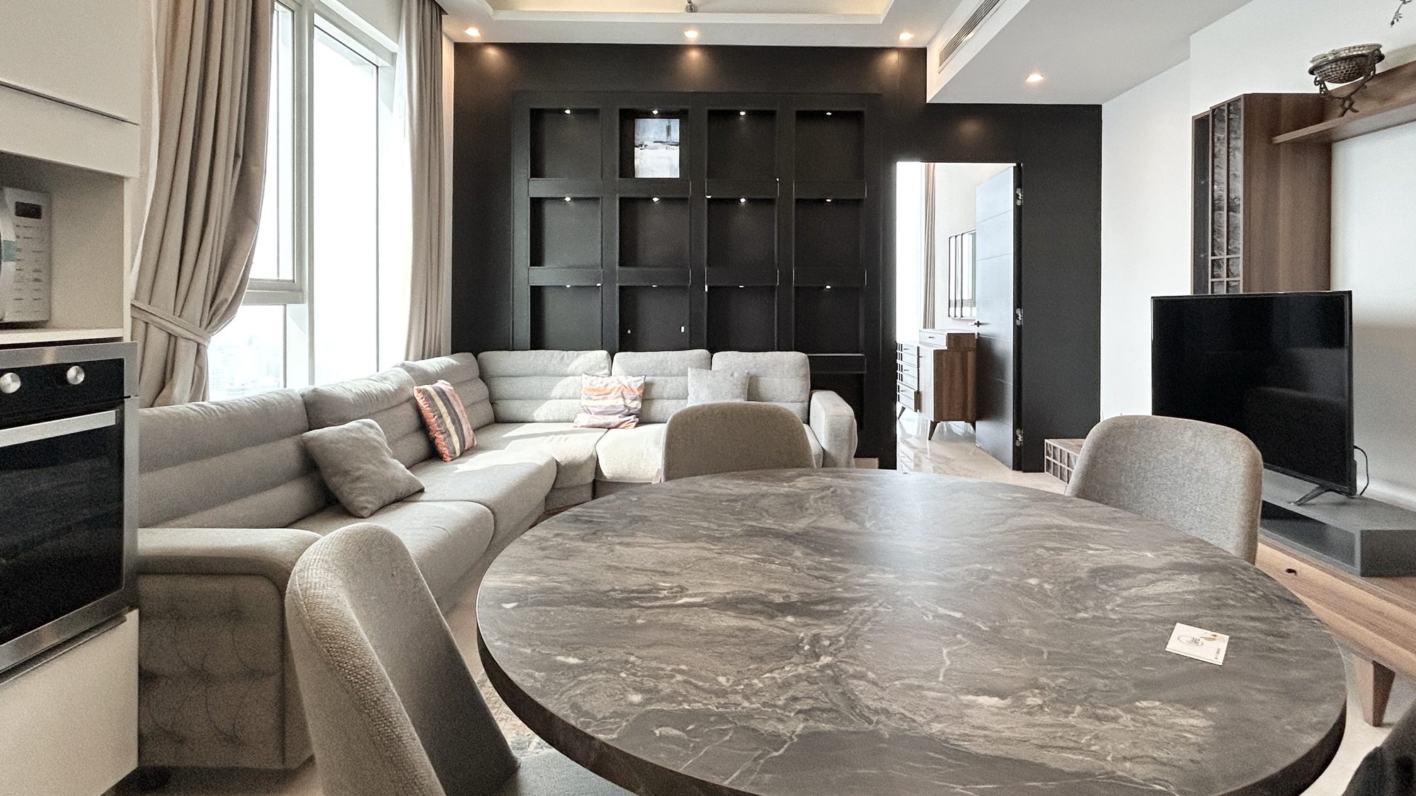 One-Bedroom Apartment with Pool and Gym