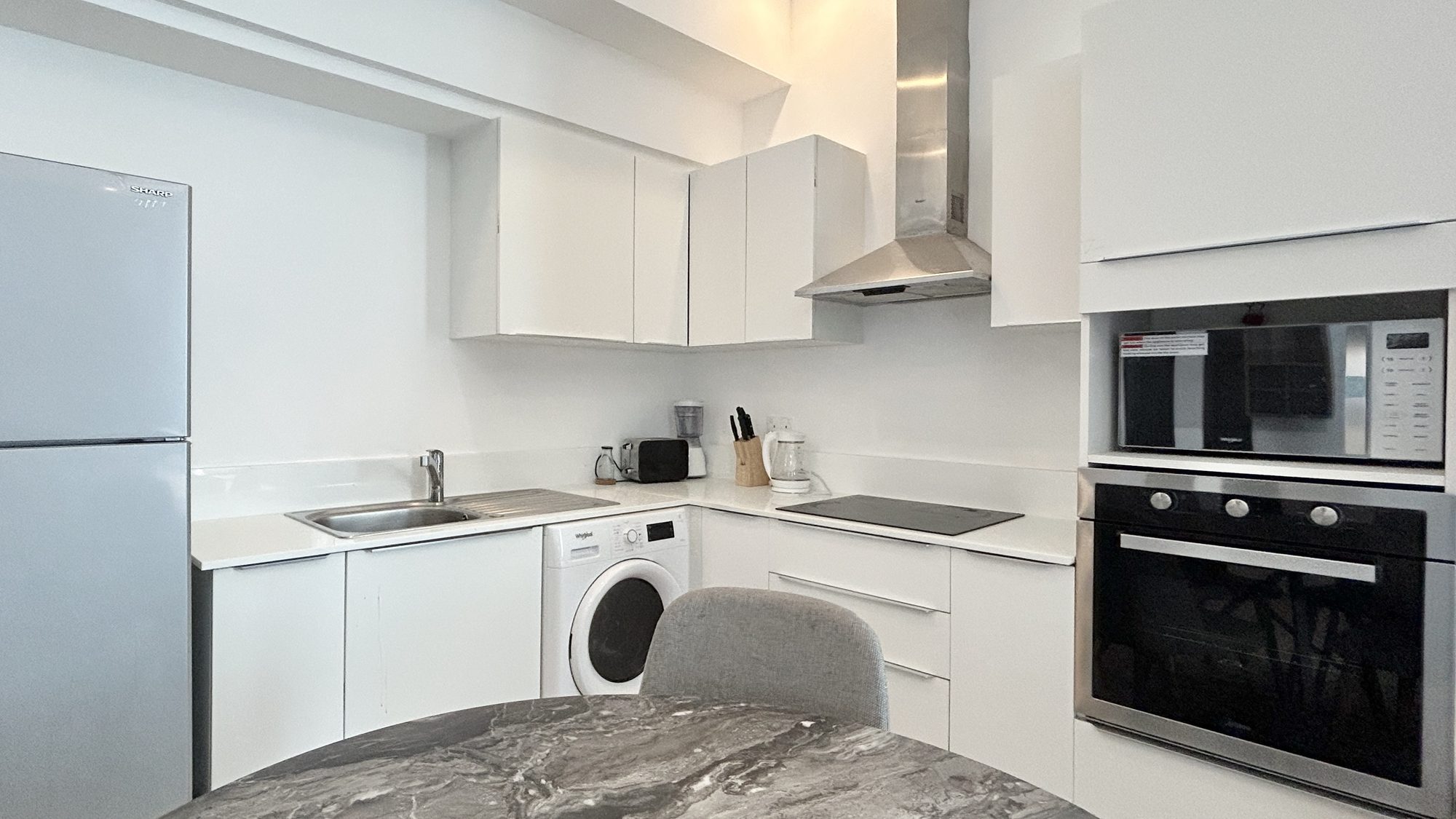 One-Bedroom Apartment with Pool and Gym