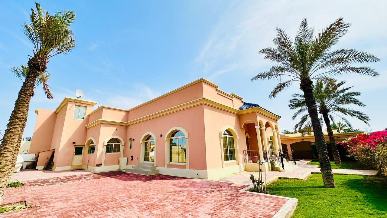 Four Bedroom Villa with Shared Pool Access