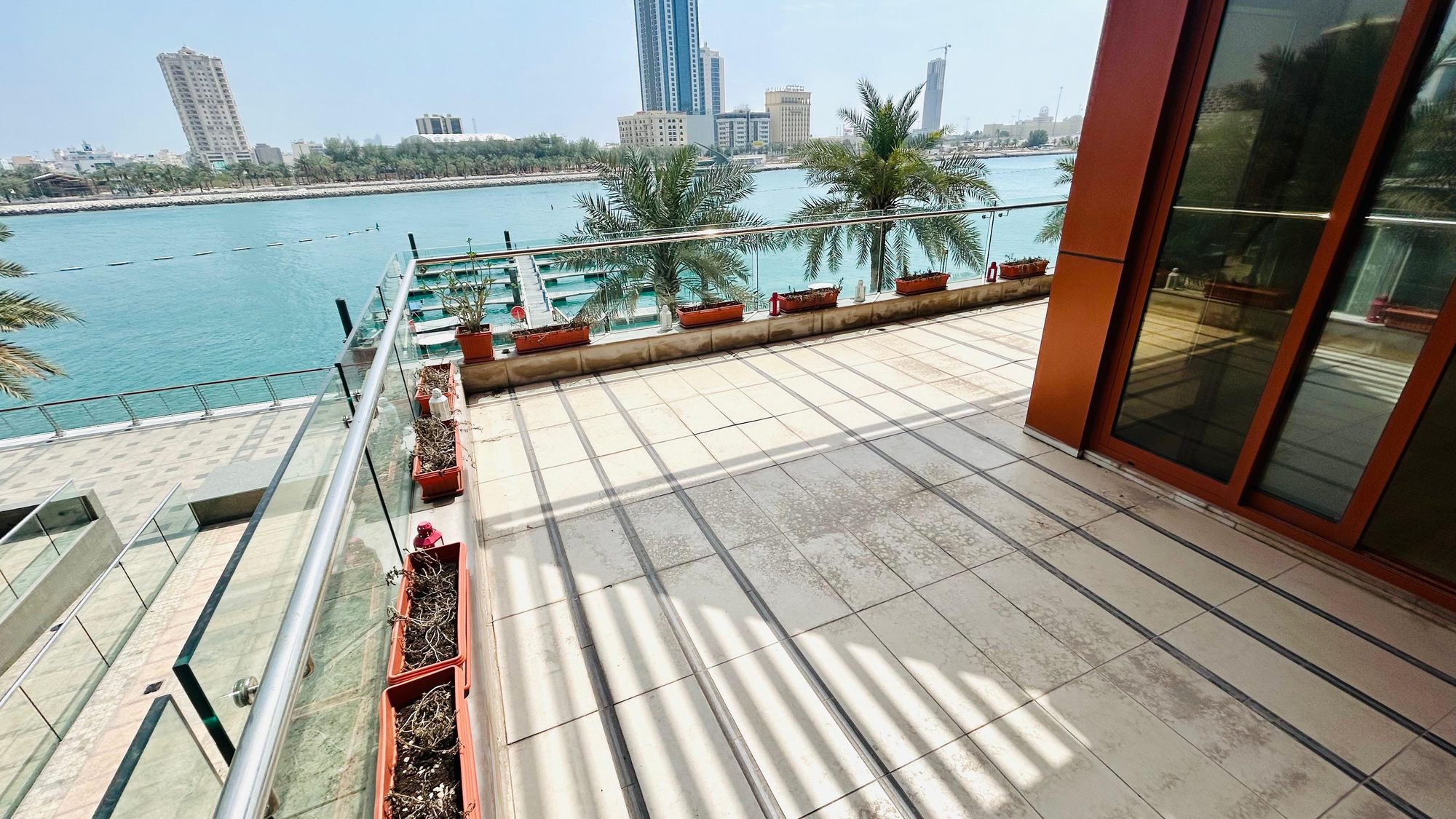 Three-Bedroom Apartment with Private Jacuzzi