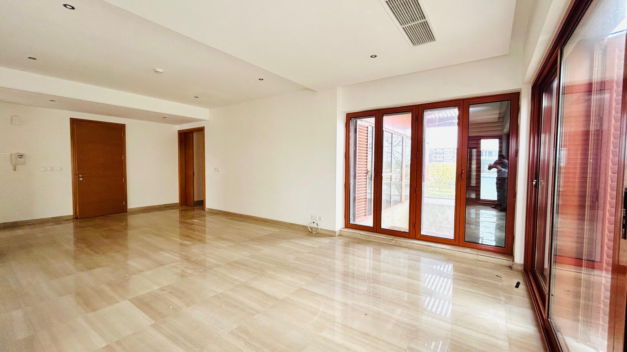 Three-Bedroom Apartment with Private Jacuzzi