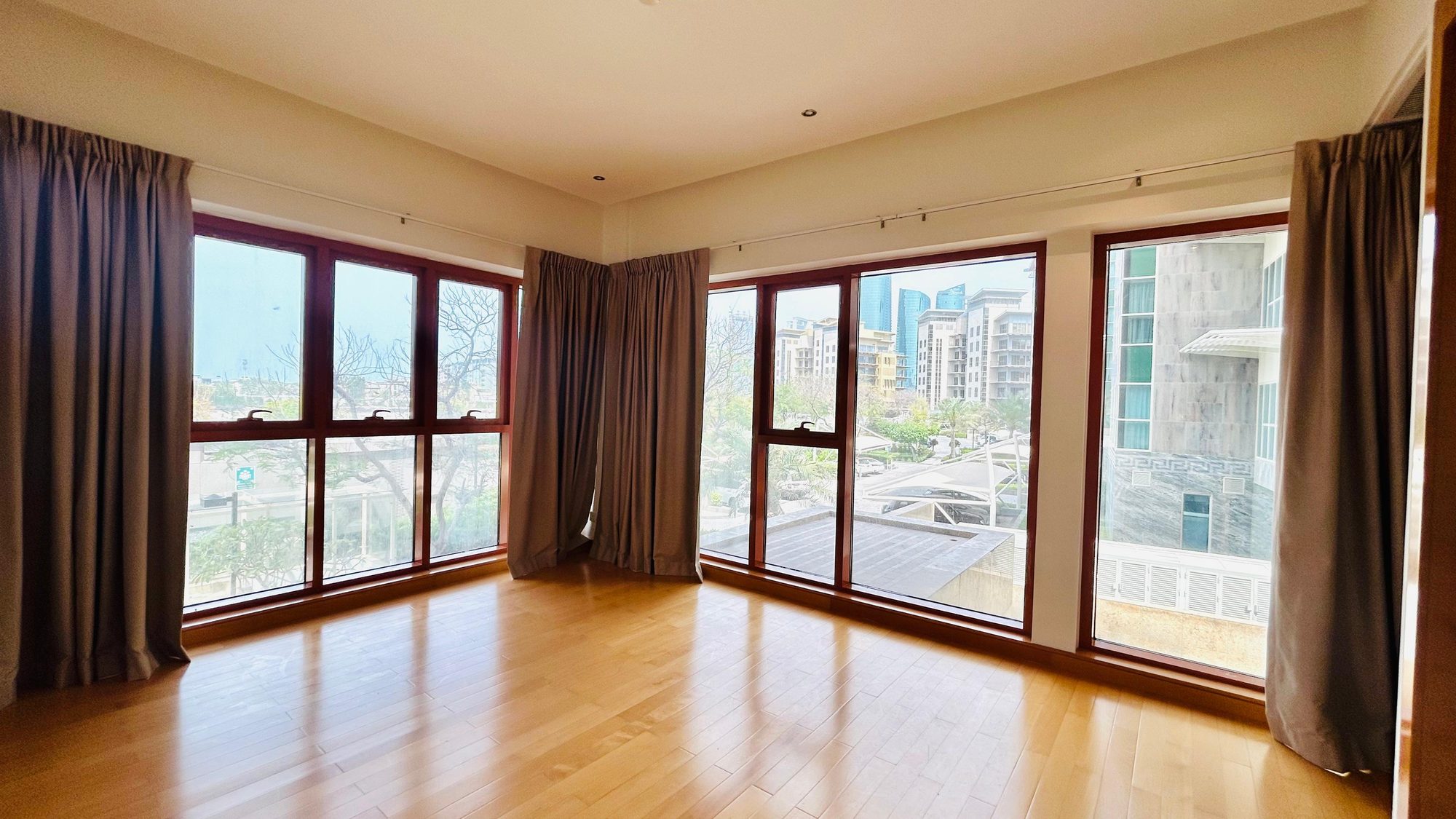 Three-Bedroom Apartment with Private Jacuzzi