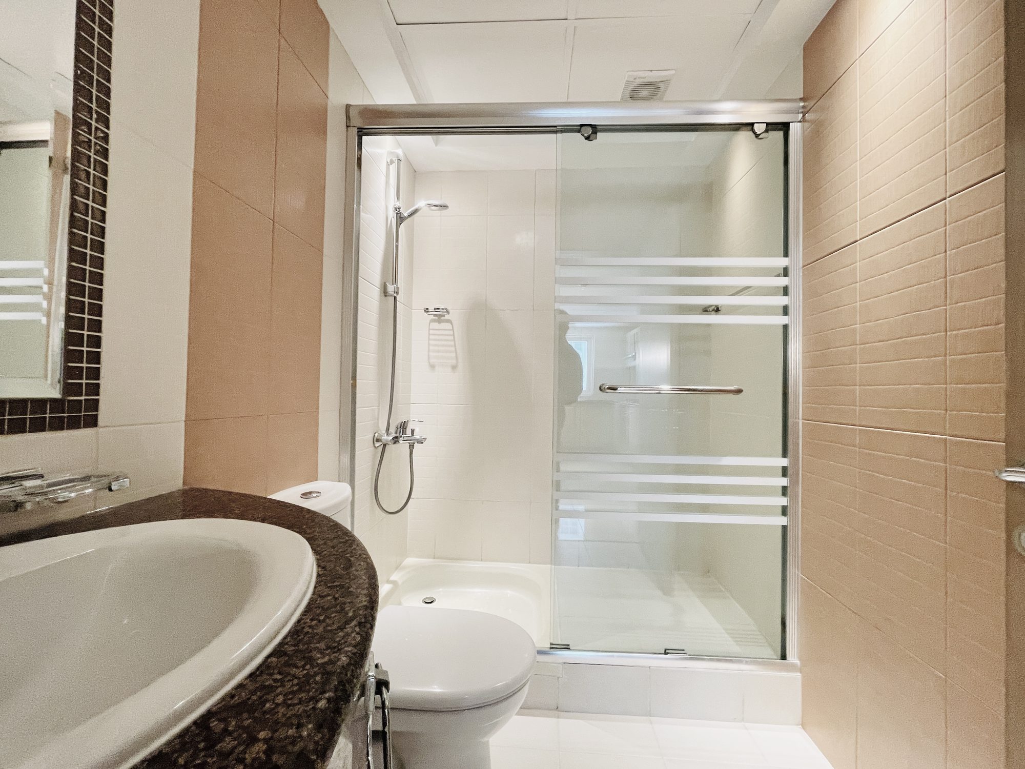 Two-Bedroom Apartment with Pool and Gym Access