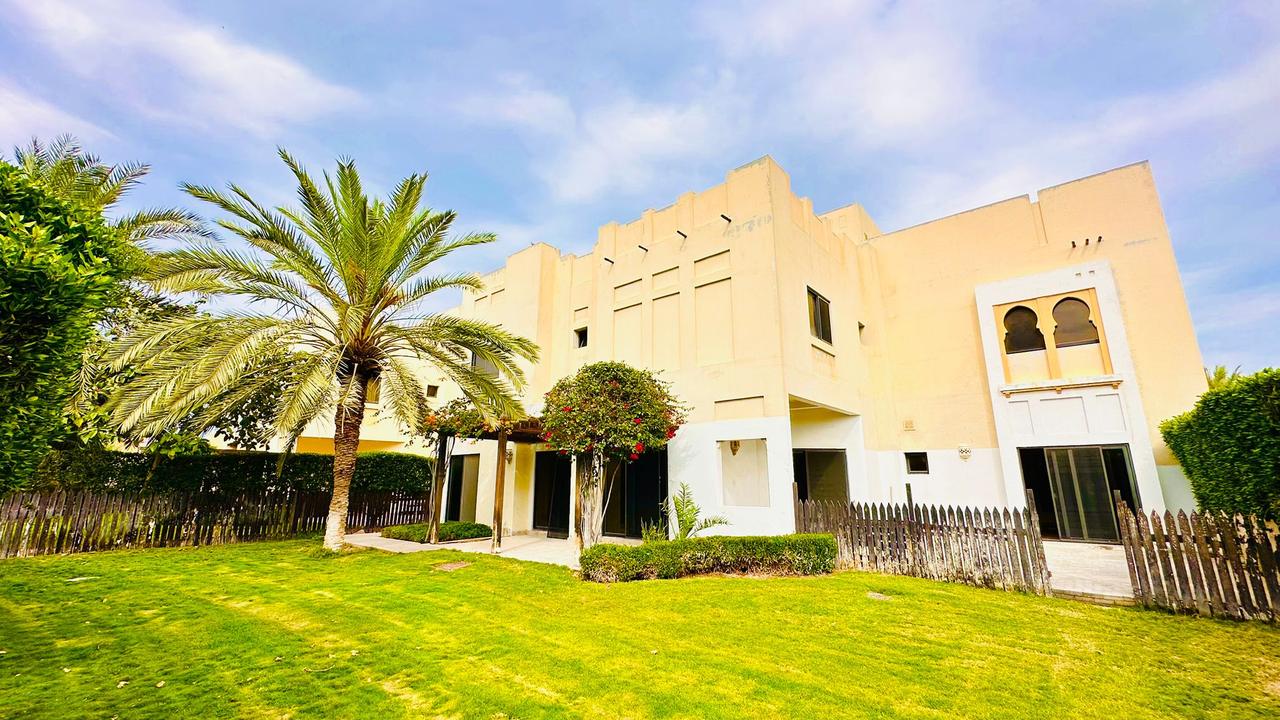 5-Bedroom Villa with Private Garden in Saar