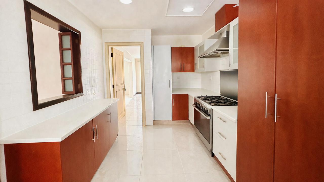 5-Bedroom Villa with Private Garden in Saar