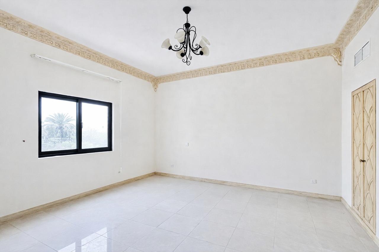 5-Bedroom Villa with Private Garden in Saar