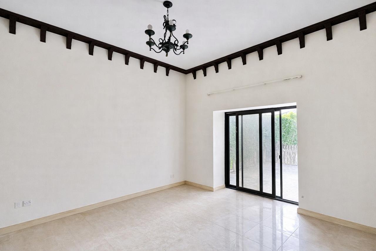 5-Bedroom Villa with Private Garden in Saar