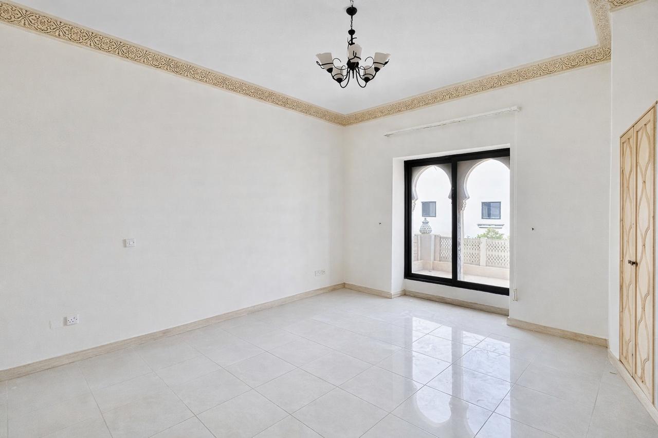 5-Bedroom Villa with Private Garden in Saar