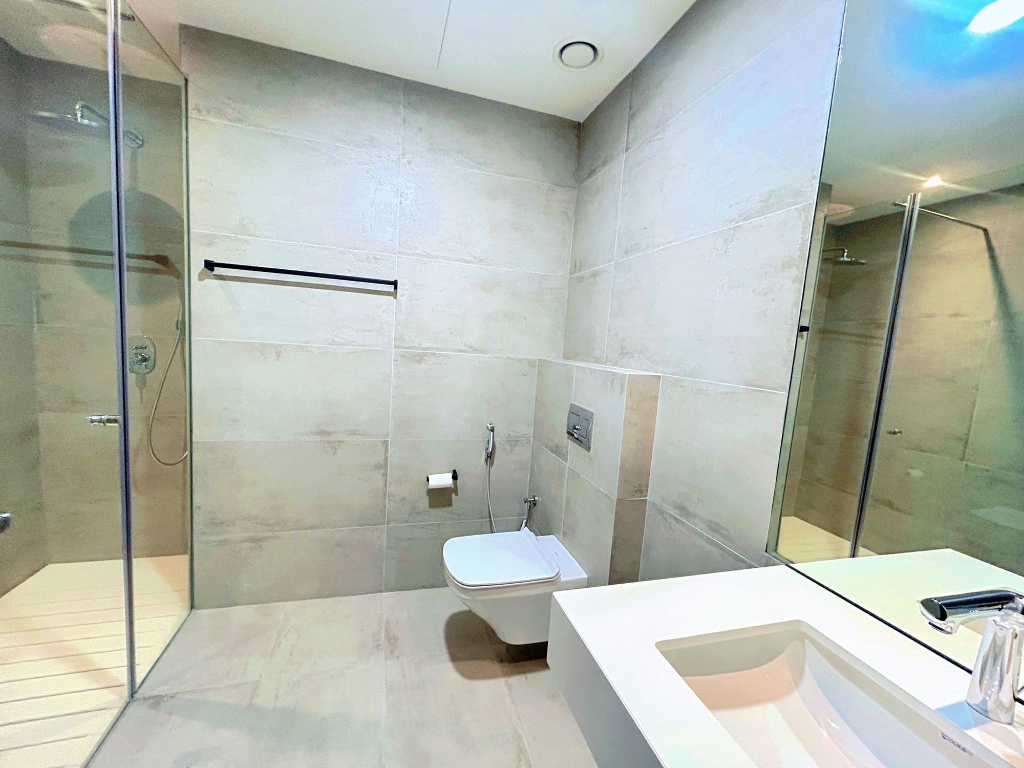 One-Bedroom Apartment with Shared Pool and Gym