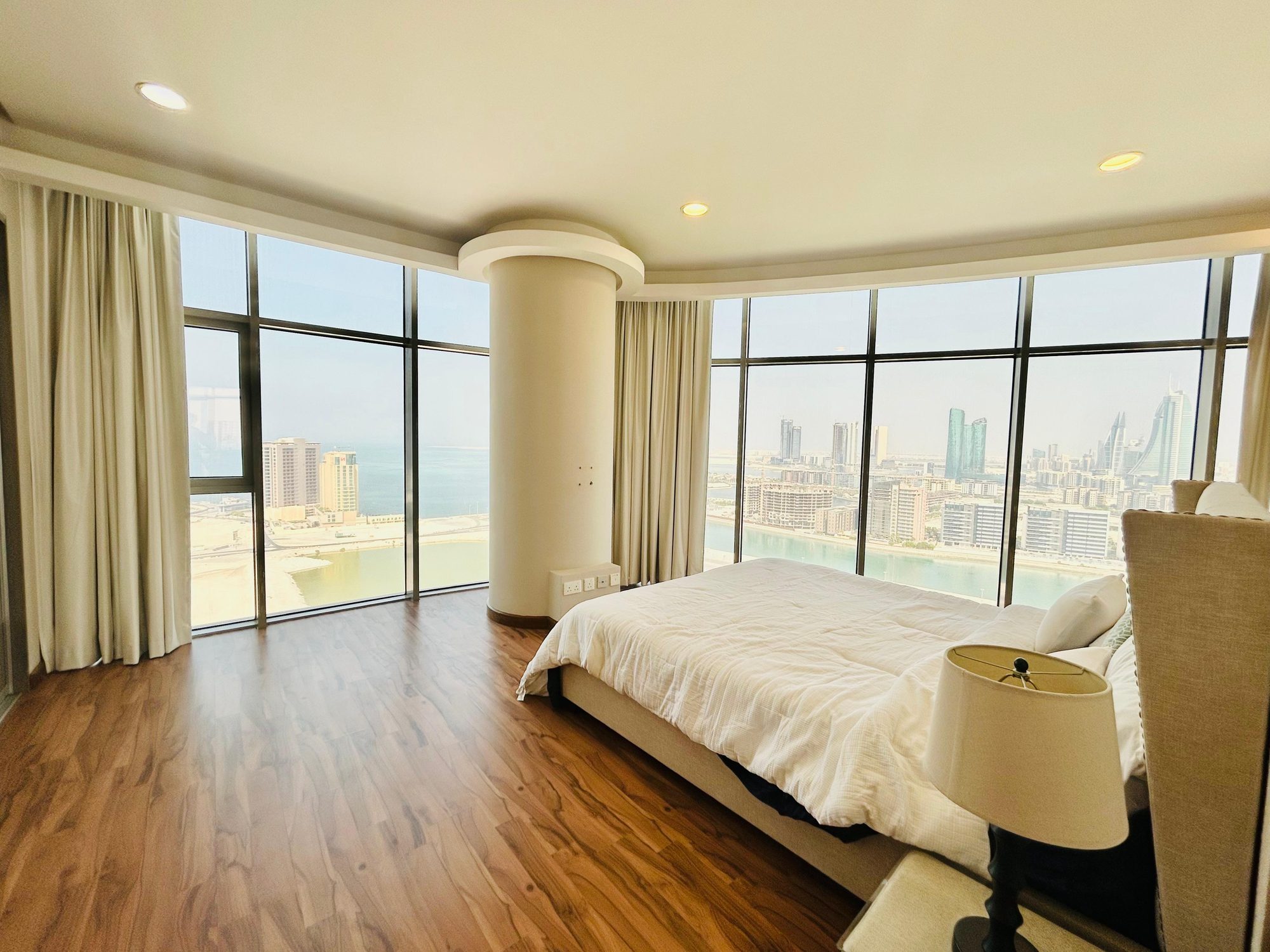 One Bedroom Apartment with Landmark Views