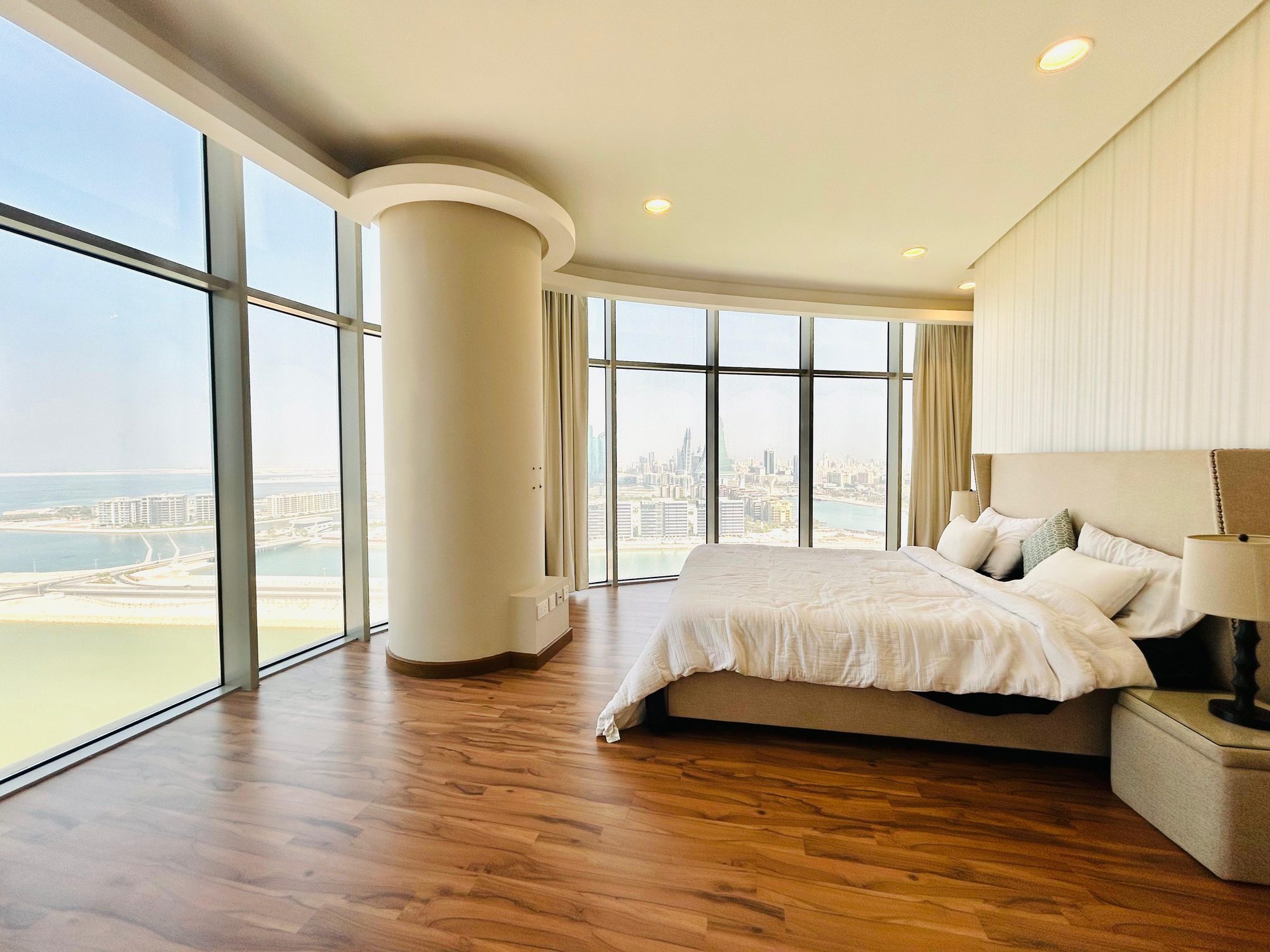 One Bedroom Apartment with Landmark Views