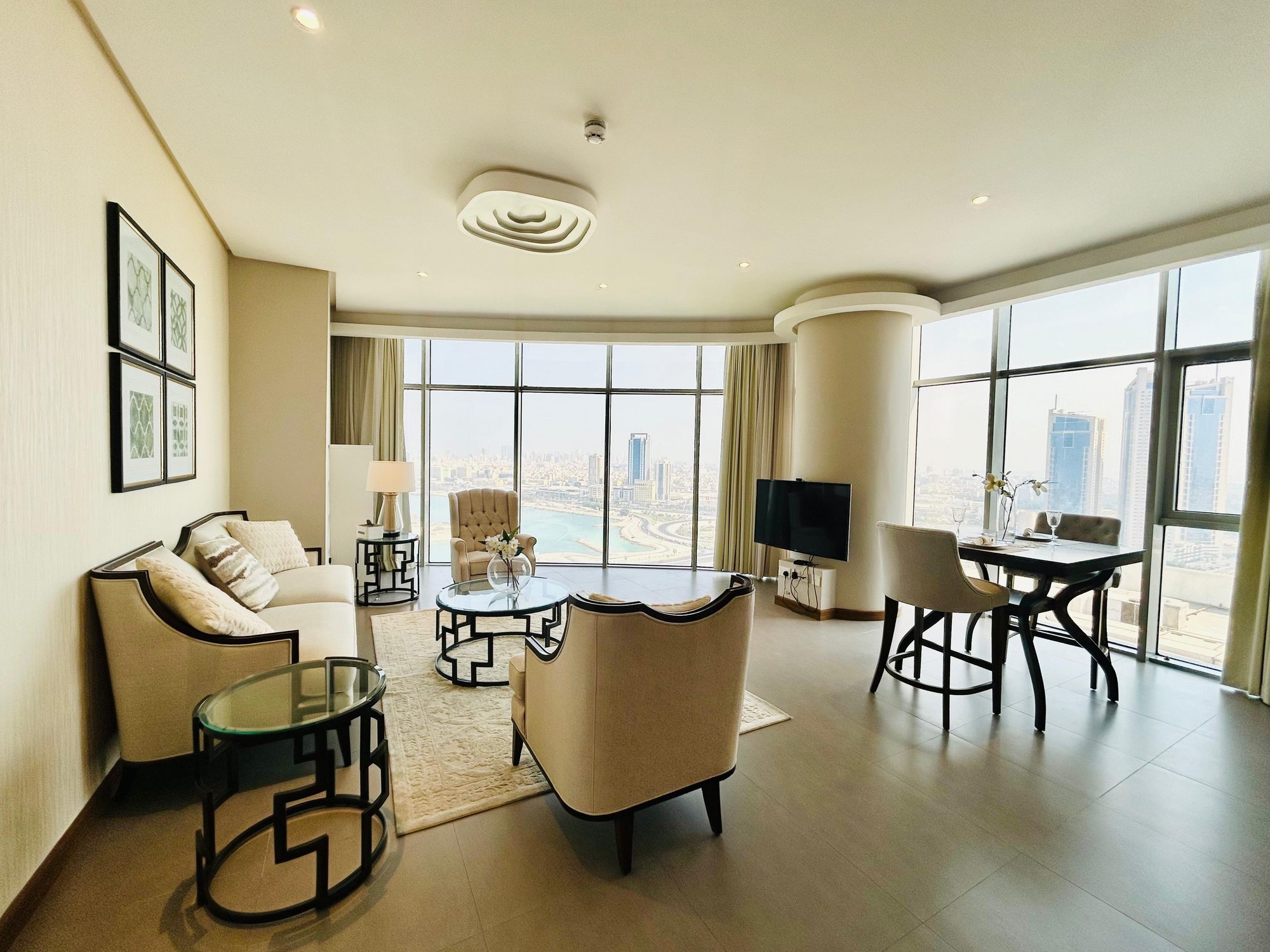 One Bedroom Apartment with Landmark Views