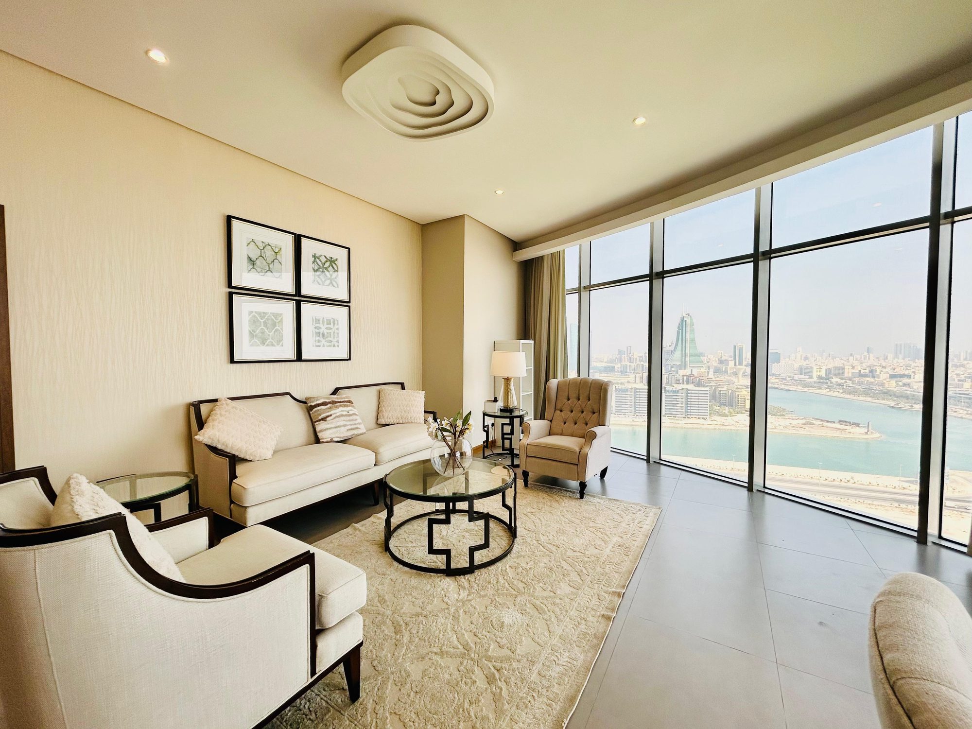 One Bedroom Apartment with Landmark Views