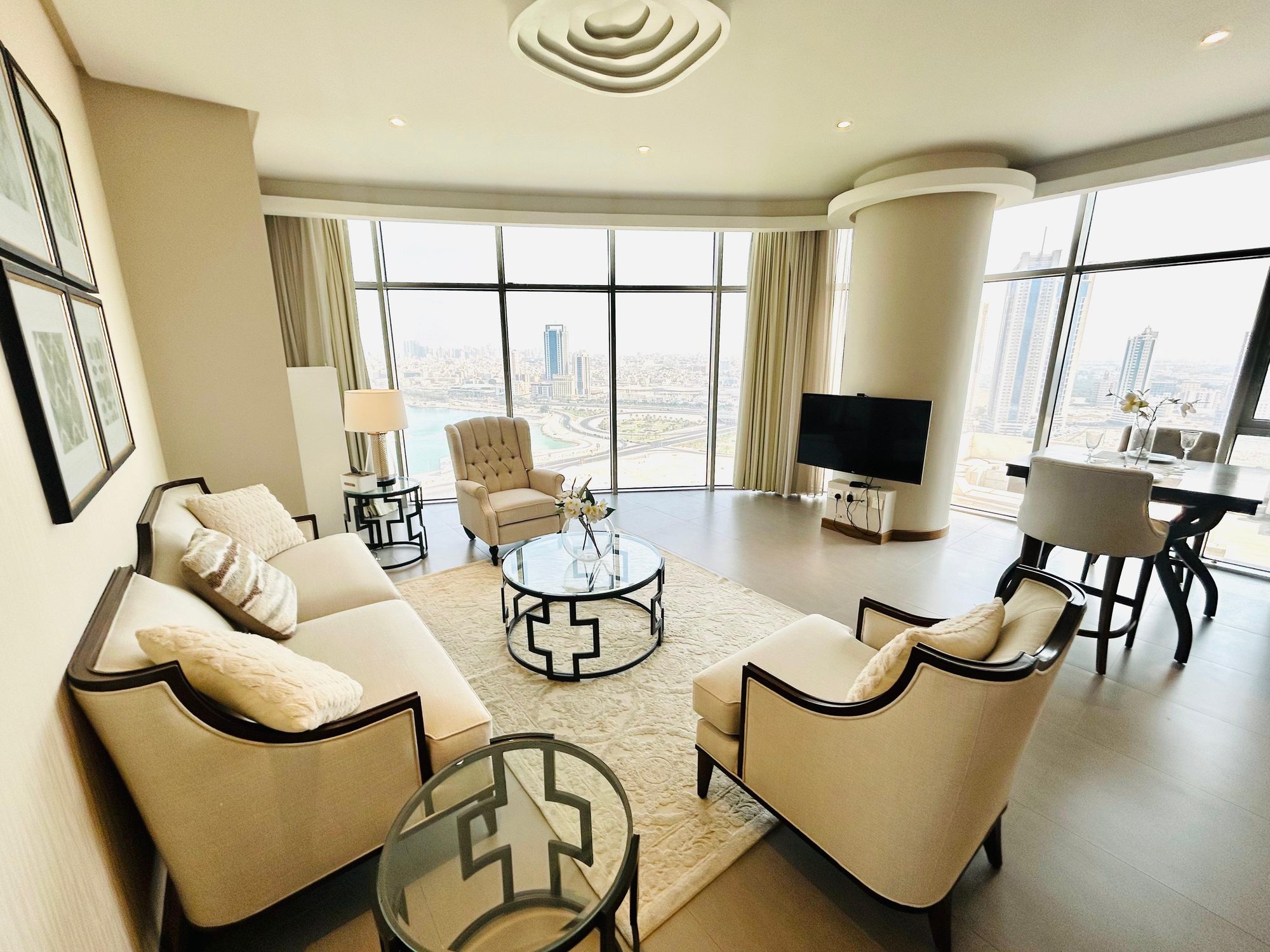 One Bedroom Apartment with Landmark Views