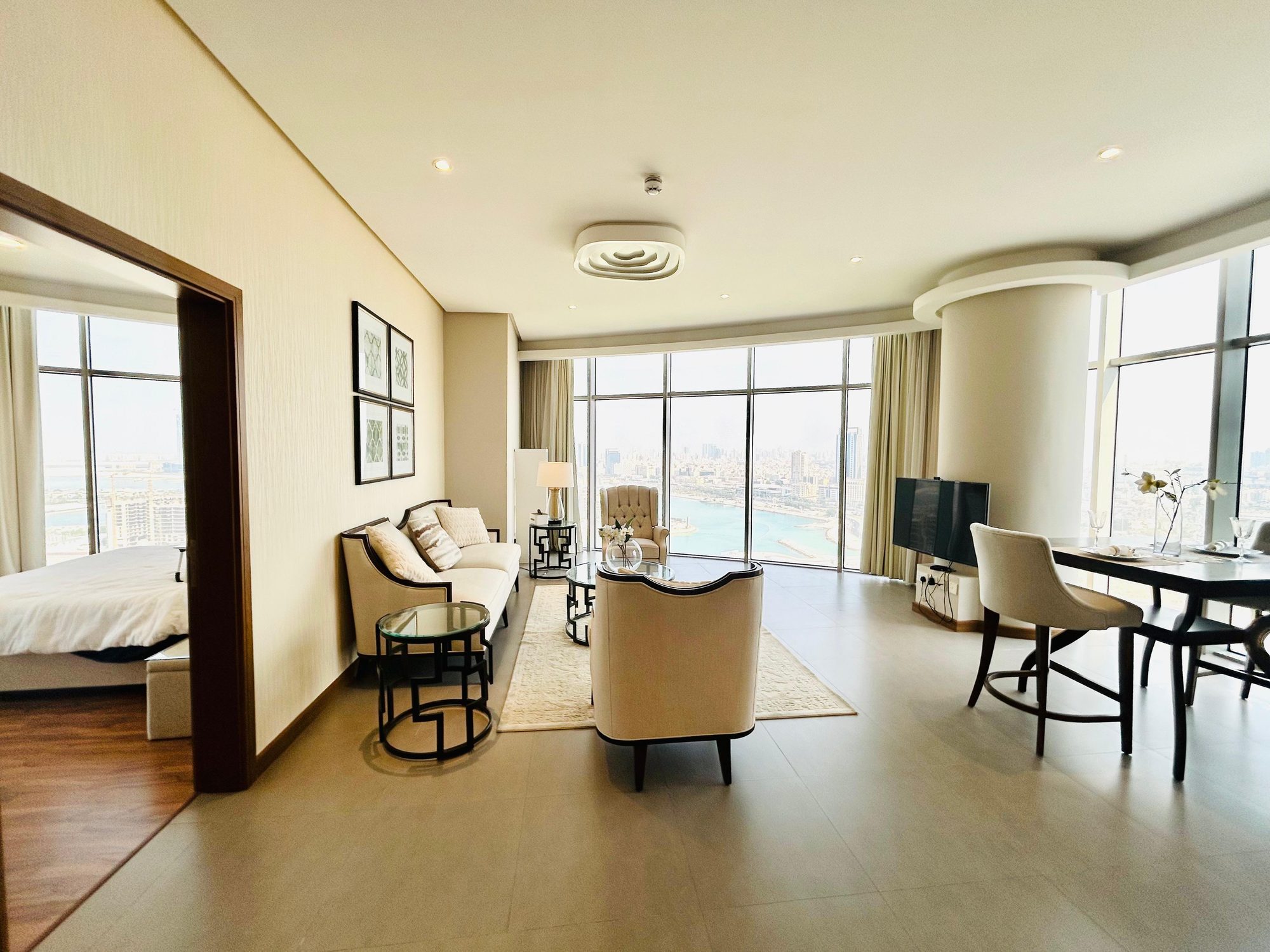 One Bedroom Apartment with Landmark Views