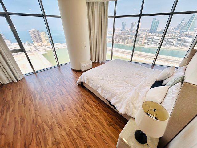 One Bedroom Apartment with Landmark Views