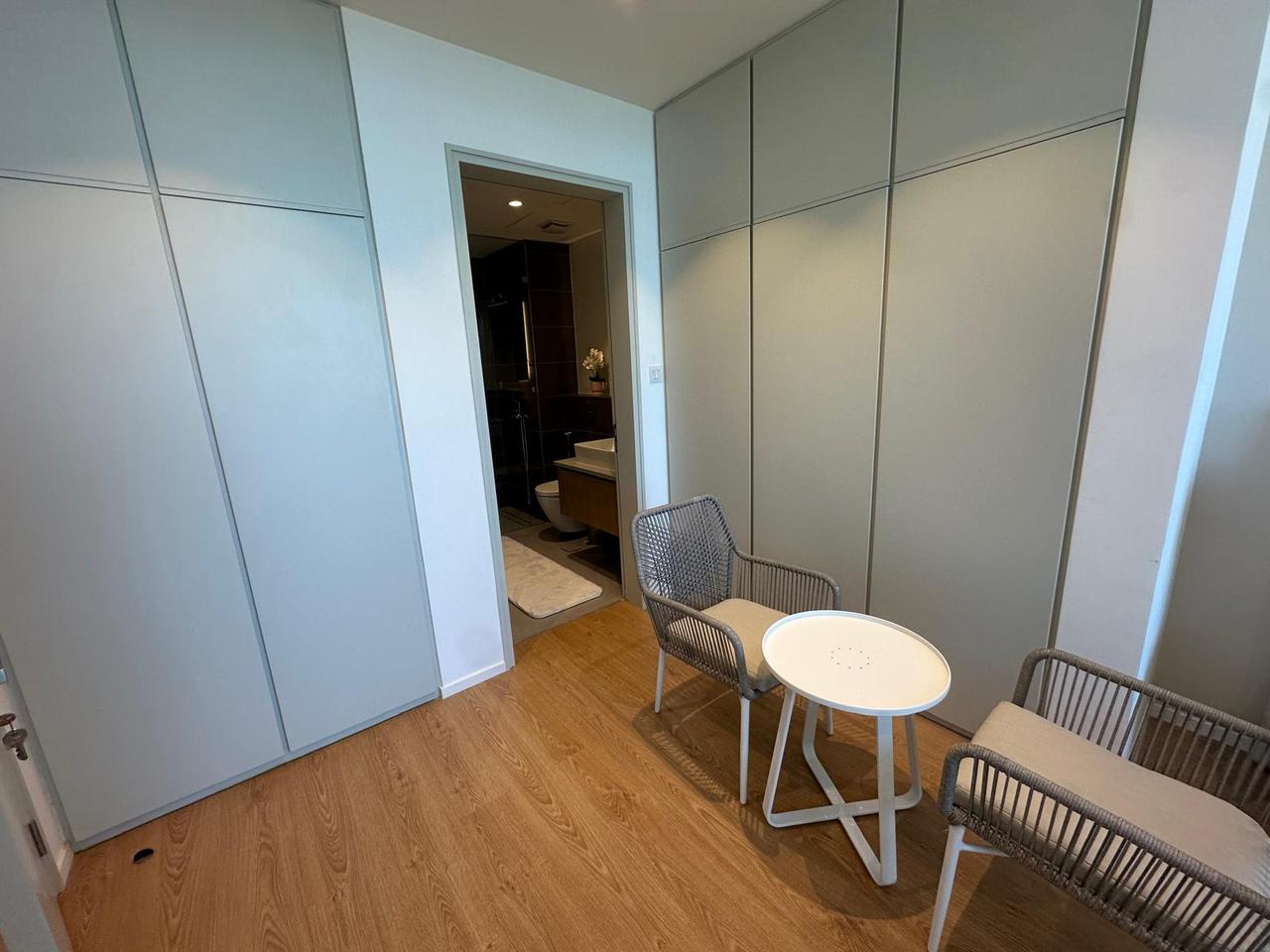 One-Bedroom Apartment with Dual Bathrooms and Pool Access