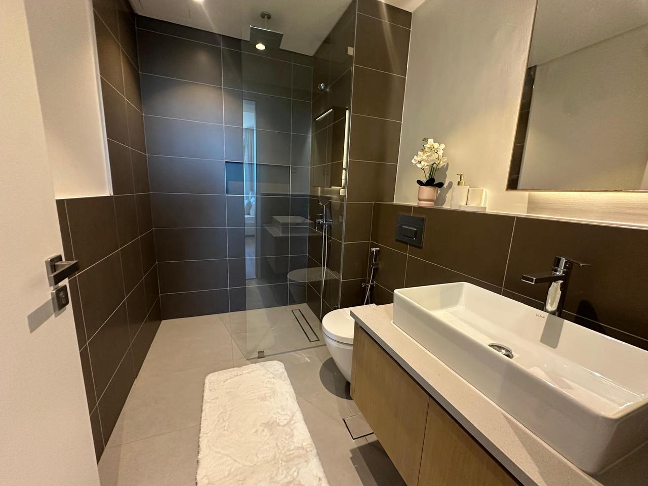 One-Bedroom Apartment with Dual Bathrooms and Pool Access