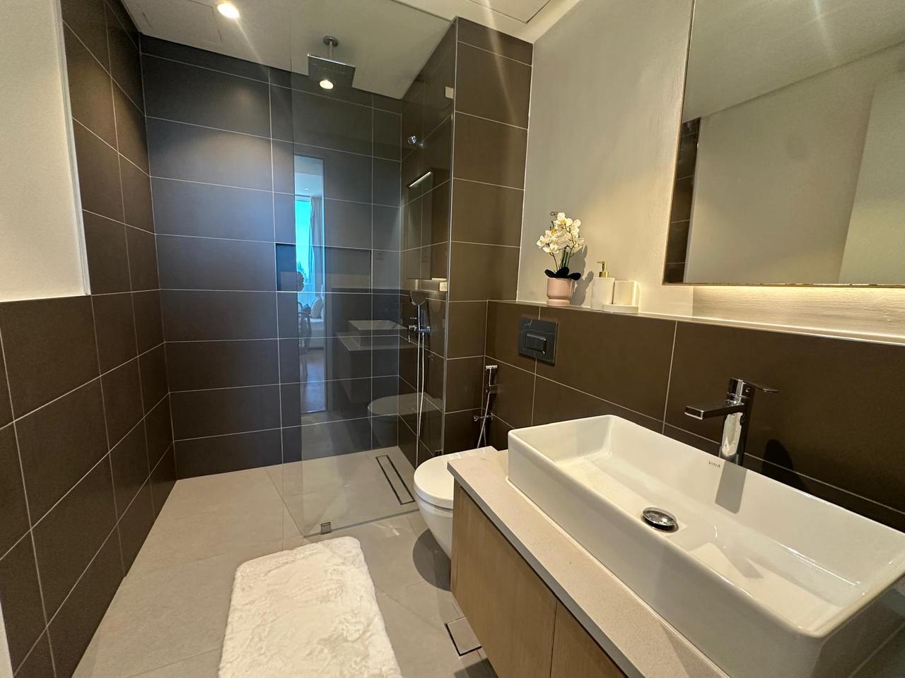One-Bedroom Apartment with Dual Bathrooms and Pool Access