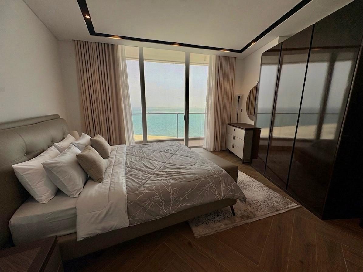 One-Bedroom Apartment with Two Bathrooms