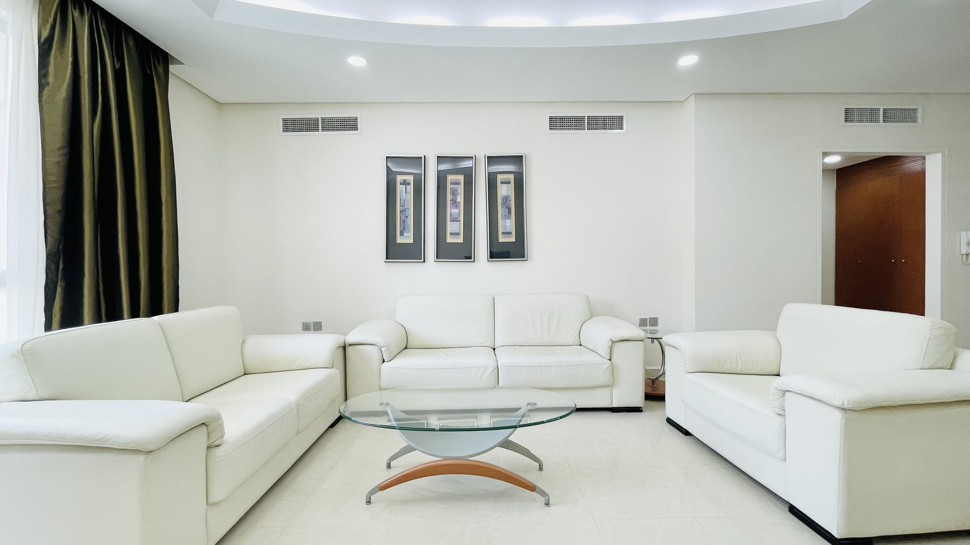 One-Bedroom Apartment with Two Bathrooms