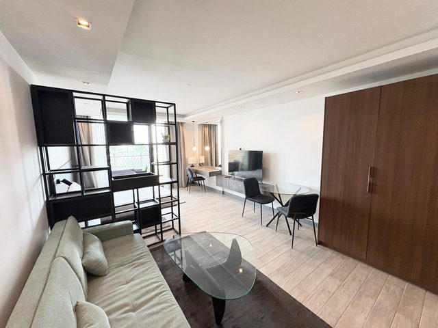 One-Bedroom Apartment with Balcony and Landmark View